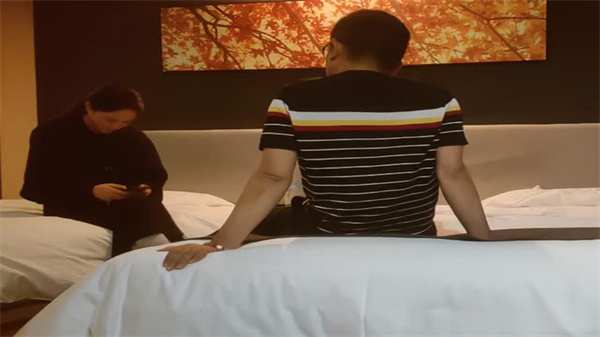 偷拍甜美空姐竟是温柔人妻!真空制服私密流出片段内部实拍